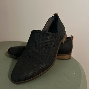 Elegant Black Textured Loafers